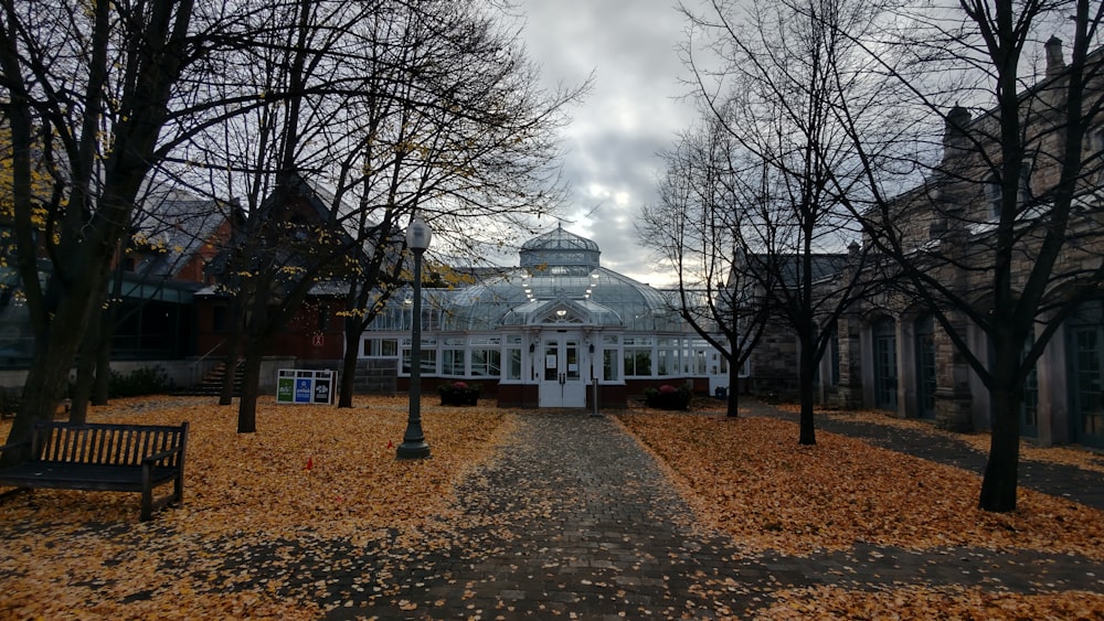 un bâtiment avec un toit en dôme