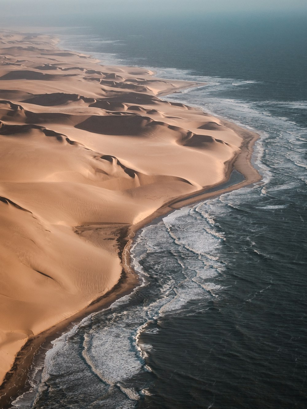 une grande plage rocheuse