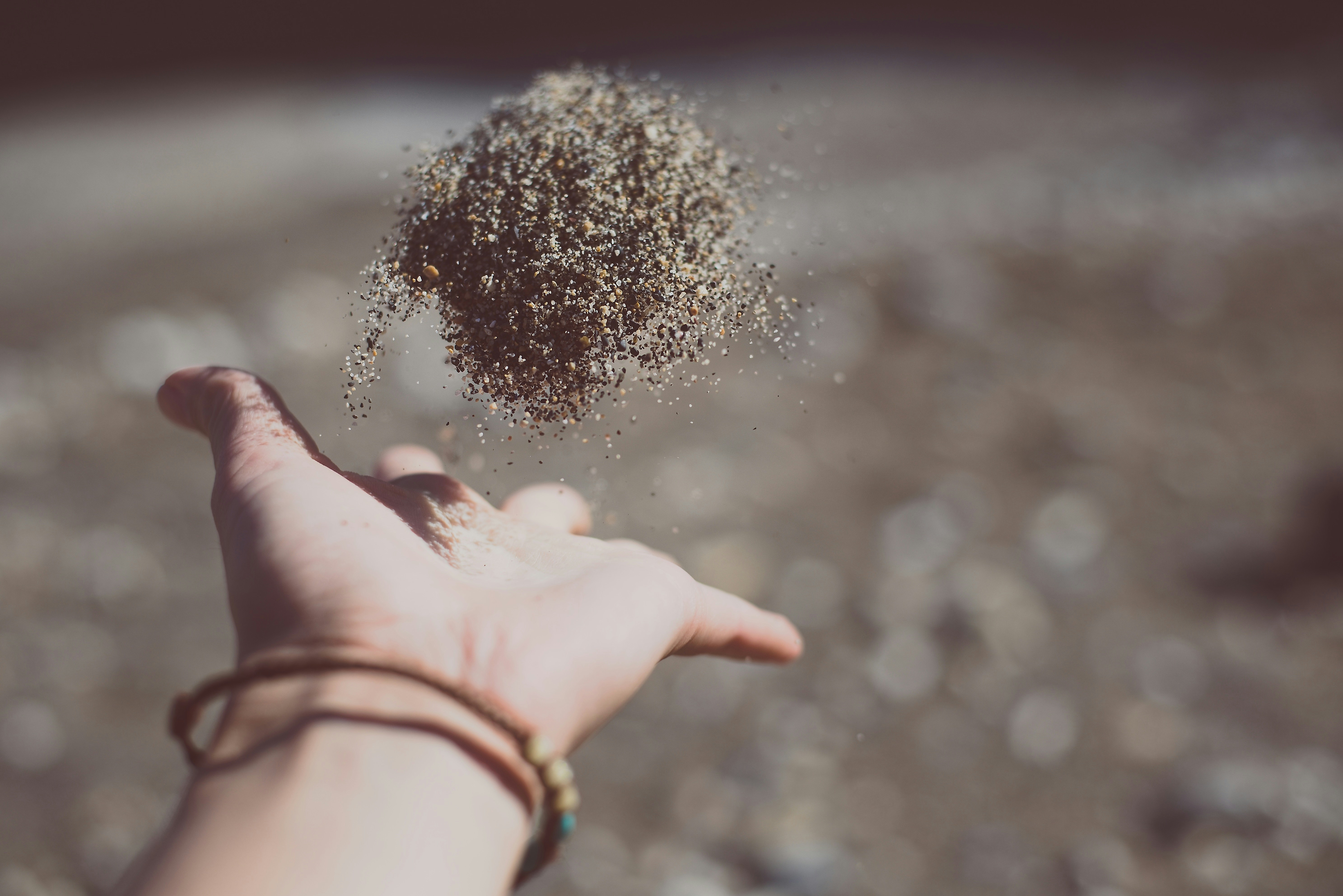 uma mão segurando uma pequena bola preta