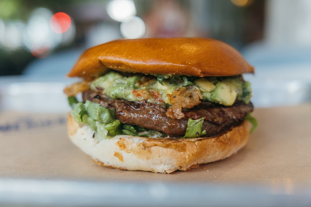 un hamburger con lattuga e pomodoro