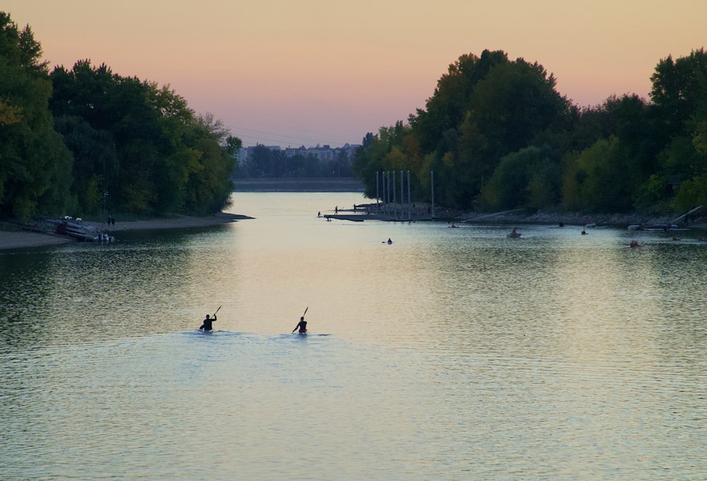 un groupe de personnes ramant un bateau