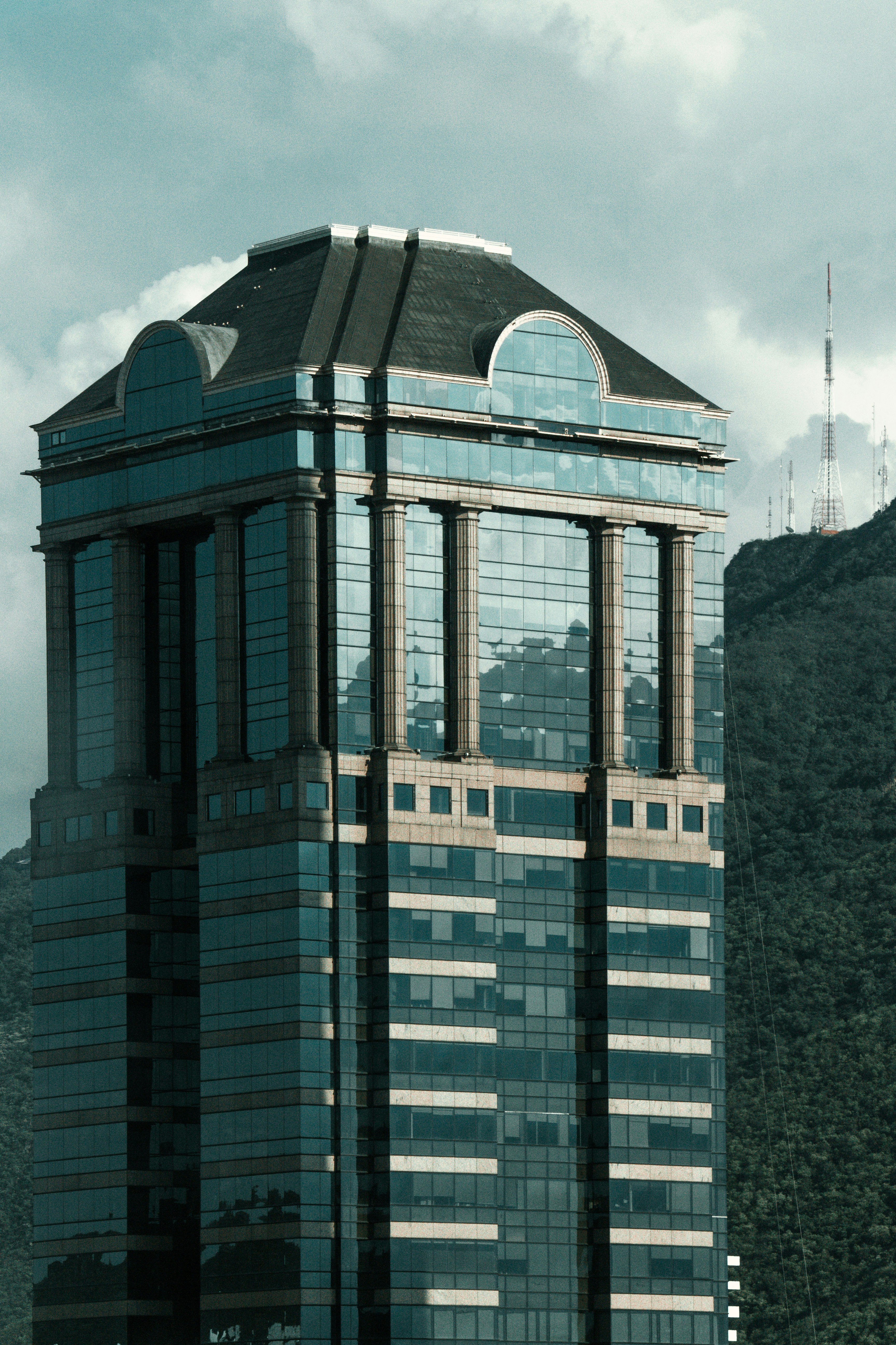 Un edificio alto con un frente de vidrio