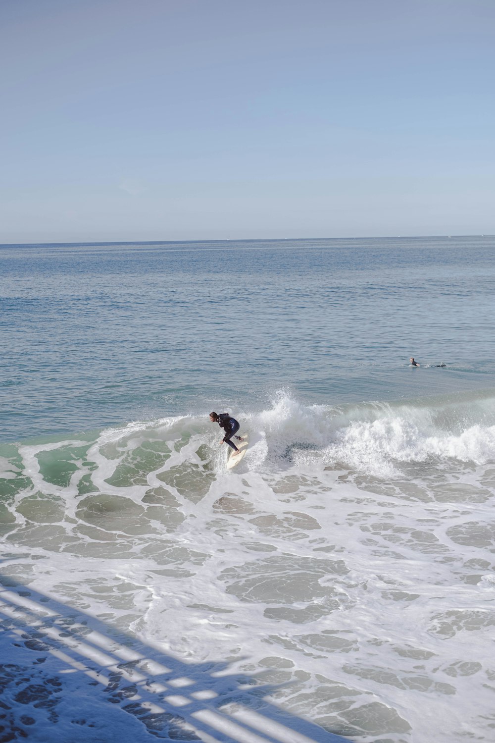 una persona che fa surf sulle onde