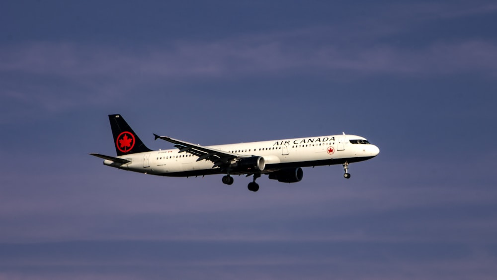 um avião grande voando no céu