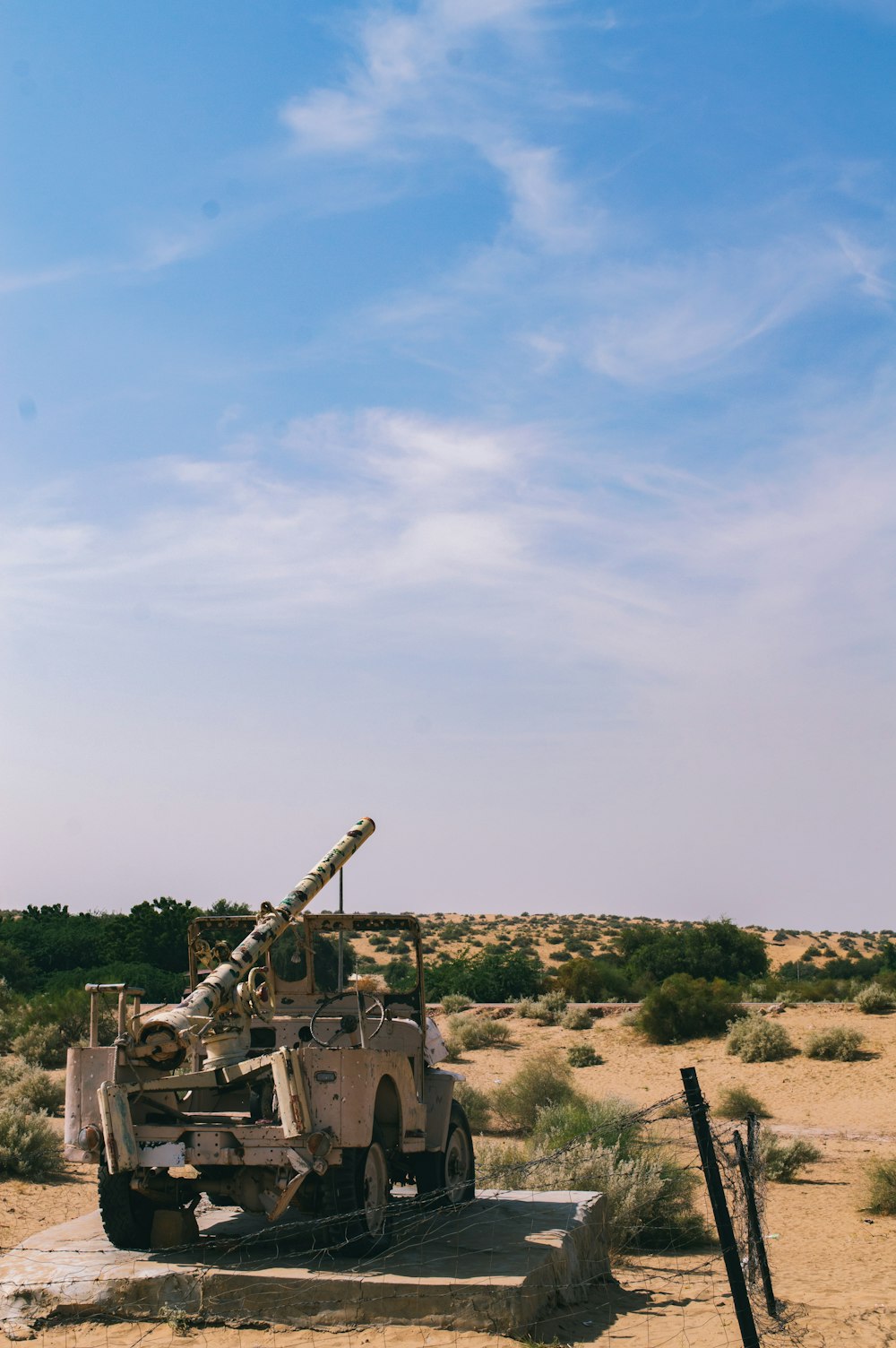 Un carro armato militare in un deserto