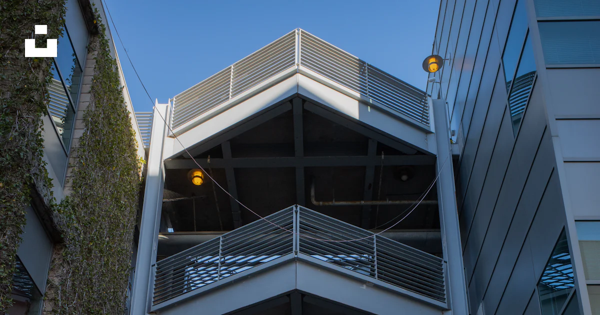 Un bâtiment avec un escalier photo – Photo Construction de bâtiments ...