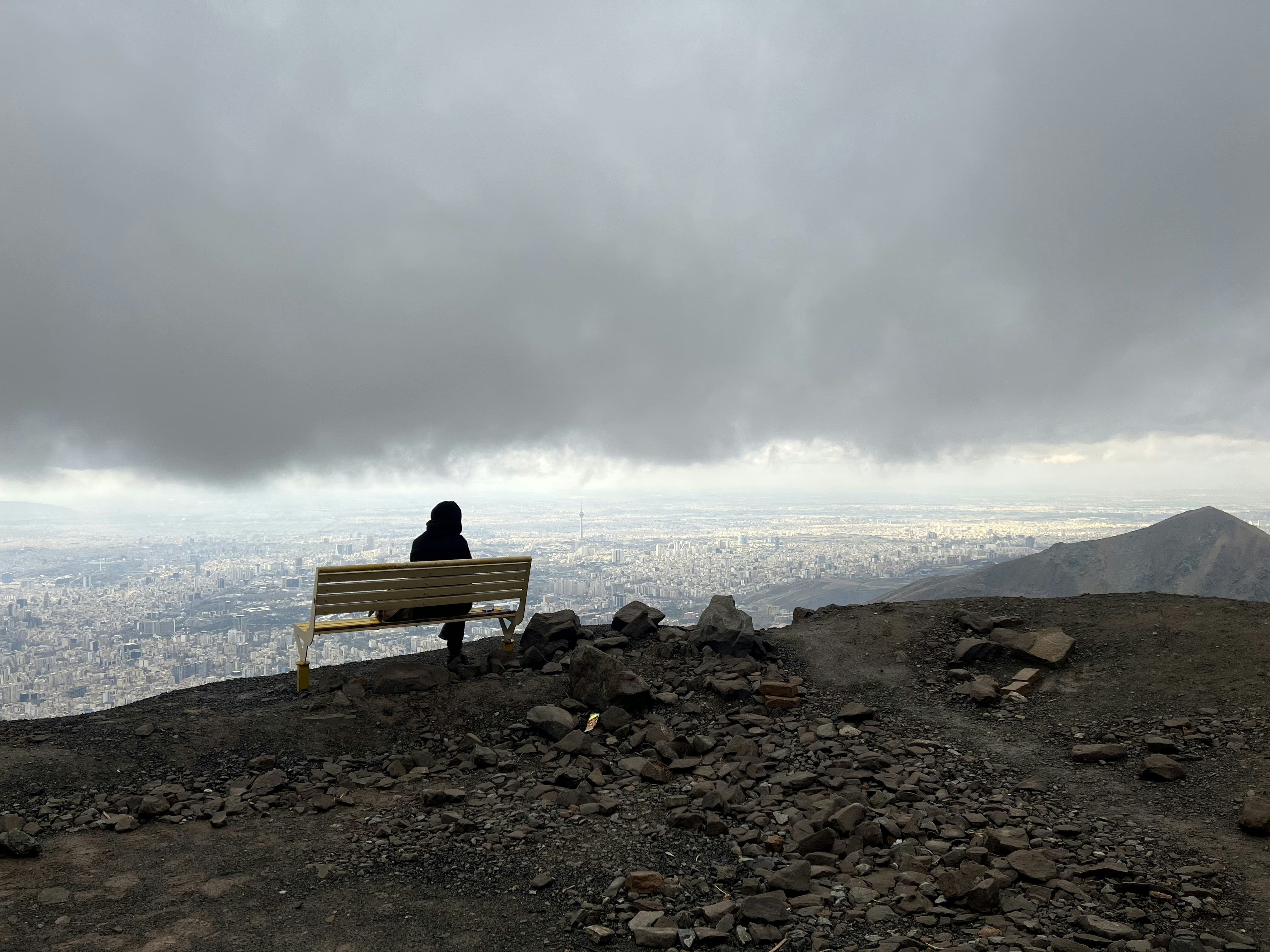 A person sitting on a bench photo – Free Tehran Image on Unsplash
