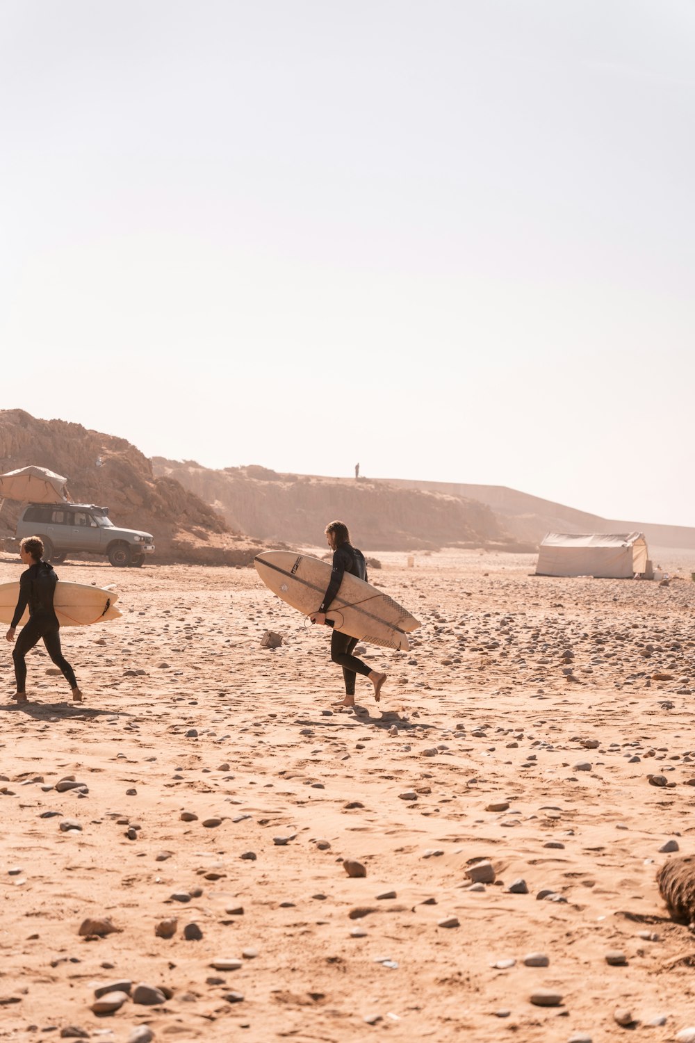 surfisti che camminano sulla spiaggia