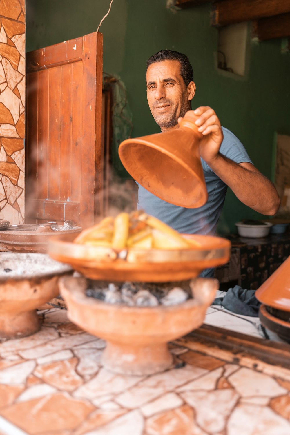 Un uomo che tiene una ciotola di cibo