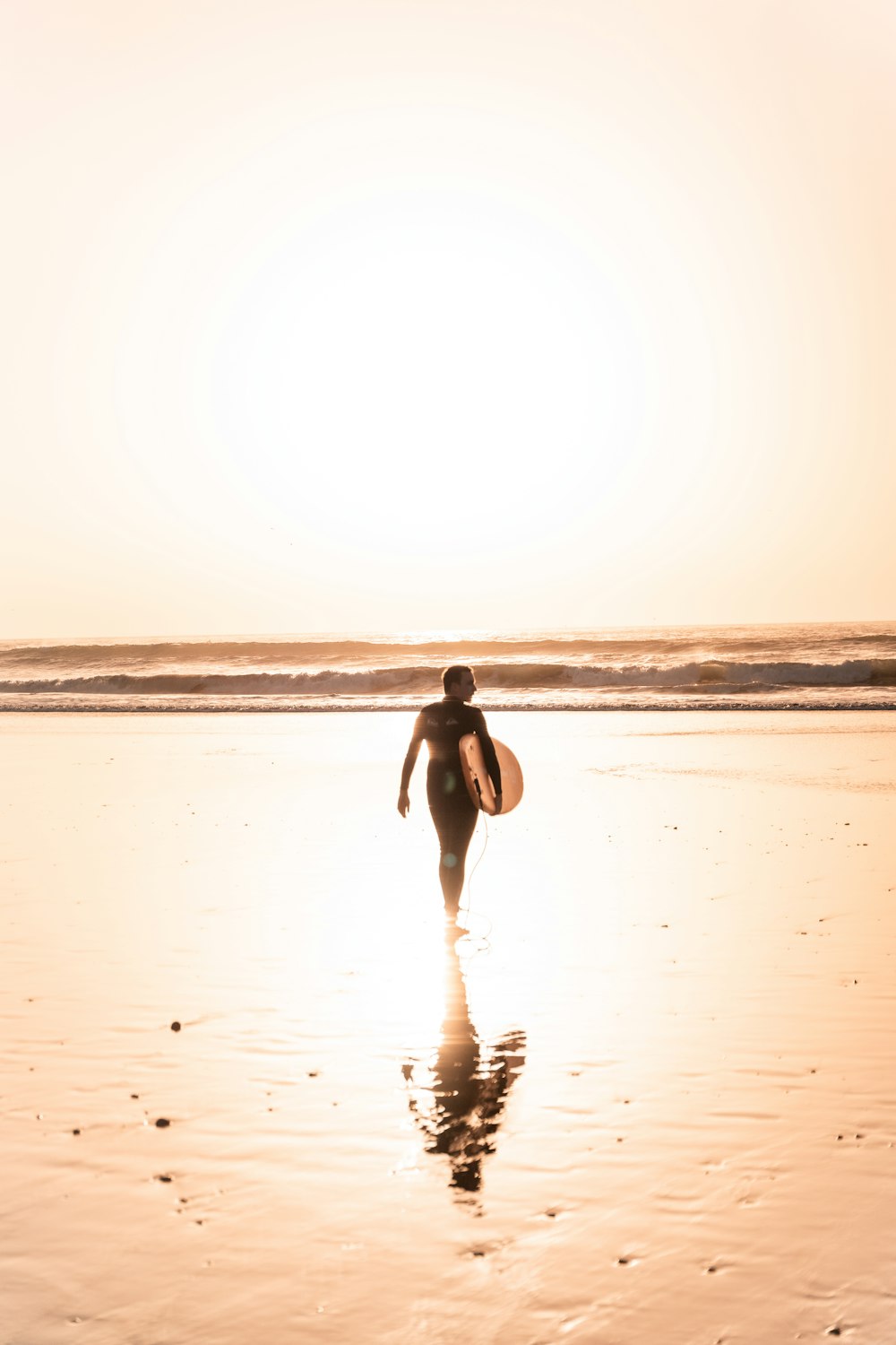 uma pessoa andando em uma praia