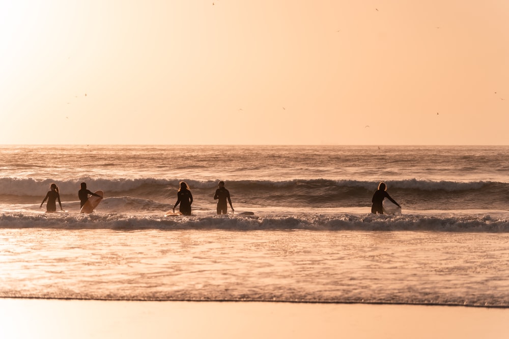 um grupo de surfistas no oceano