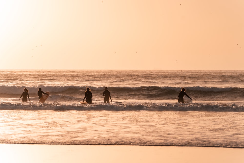 Un gruppo di surfisti nell'oceano