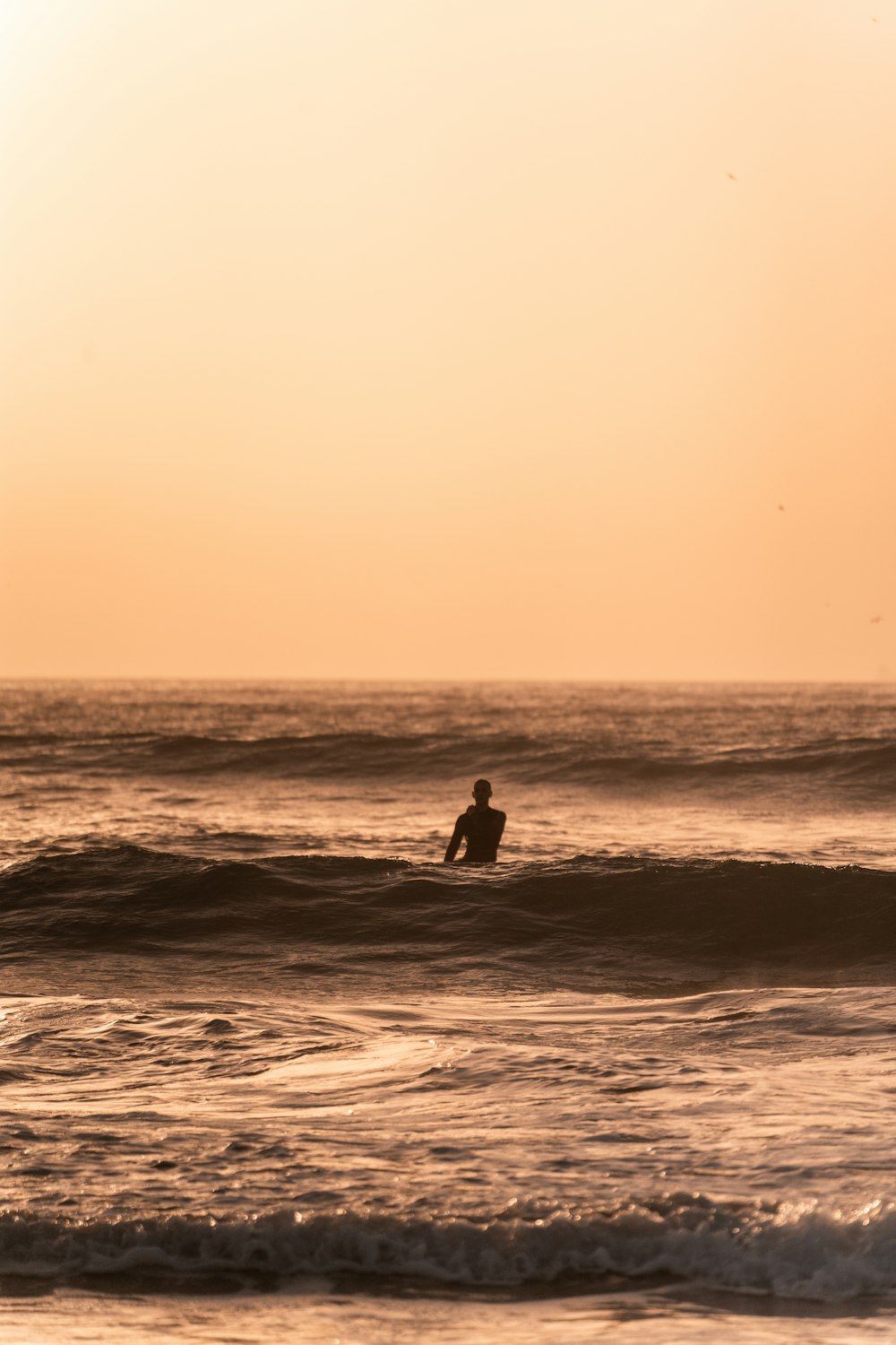 una persona che naviga nel mare