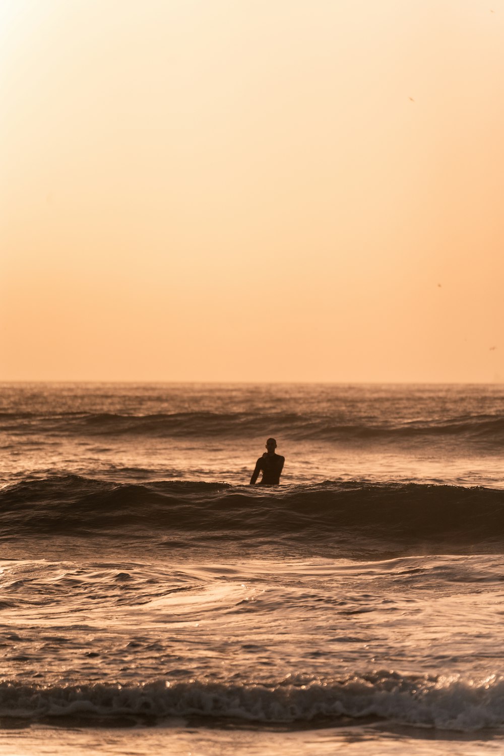 uma pessoa surfando no mar
