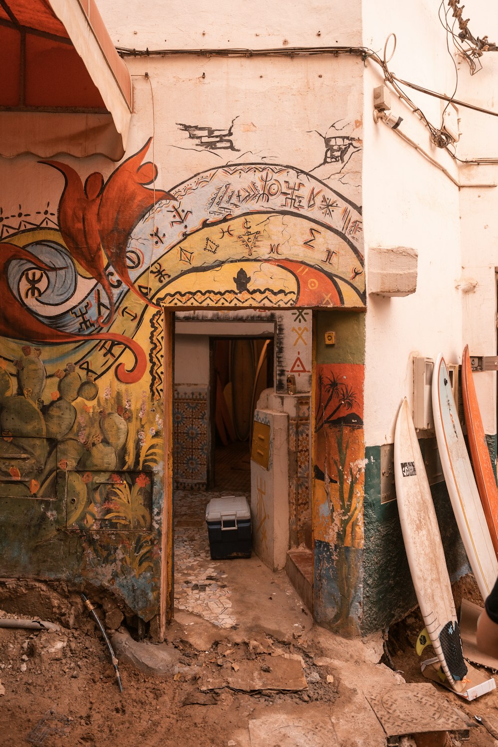 Une pièce avec des graffitis sur les murs