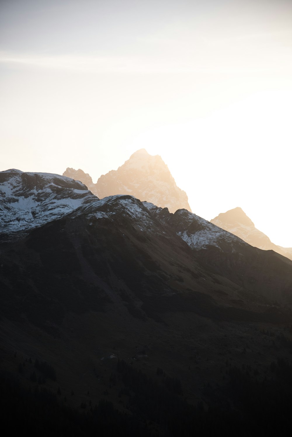 Una catena montuosa con neve