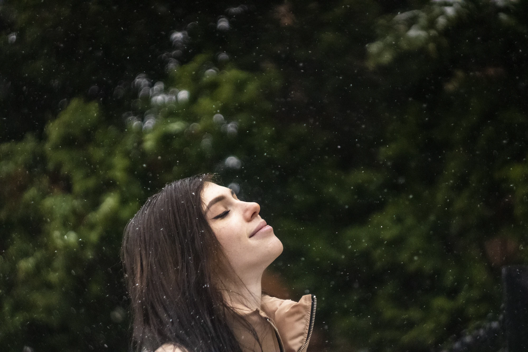 Personne détendue, les yeux fermés, dans un moment de relaxation profonde