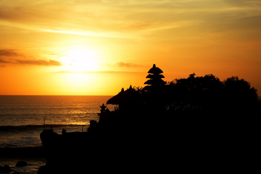 Una puesta de sol sobre una playa