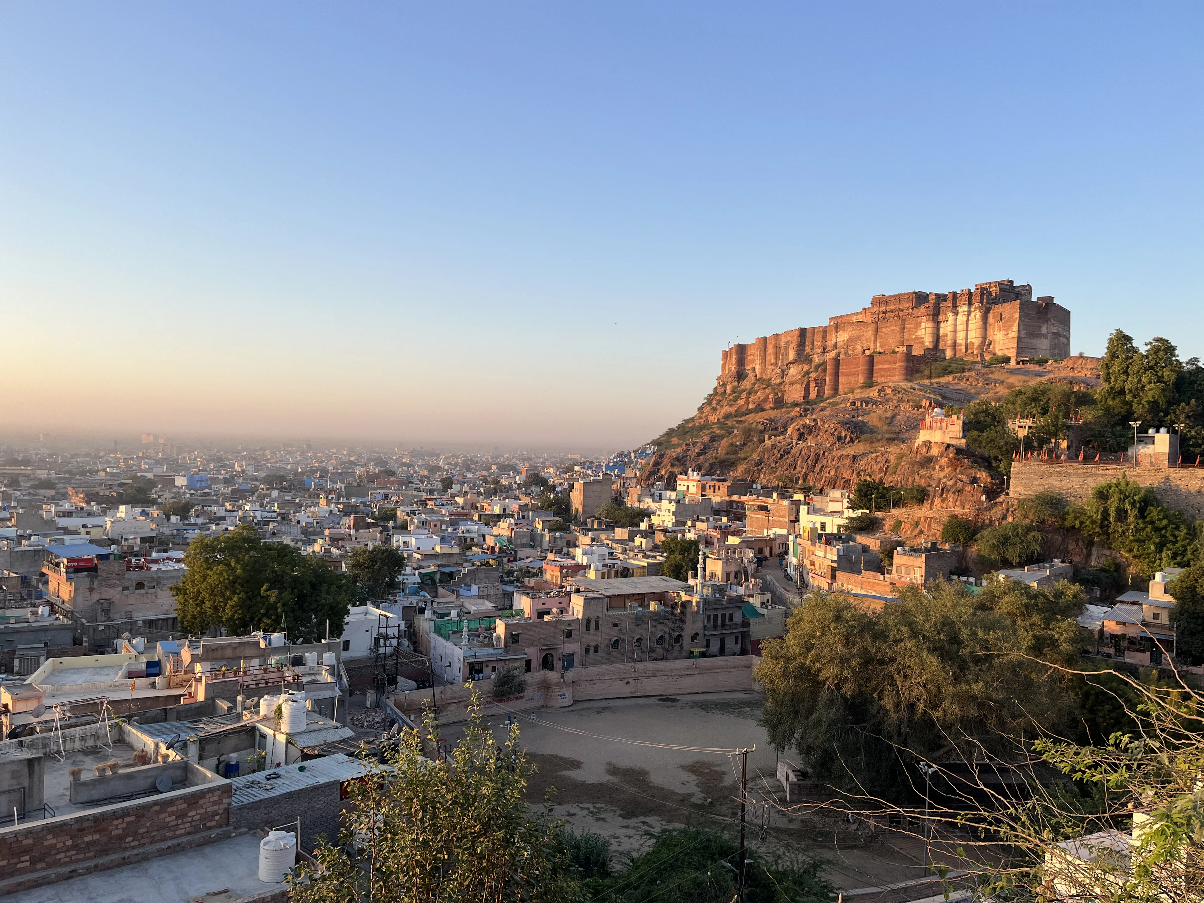 Mehrangarho tvirtovė ant uolos virš Džodpuro senamiesčio vakaro šviesoje