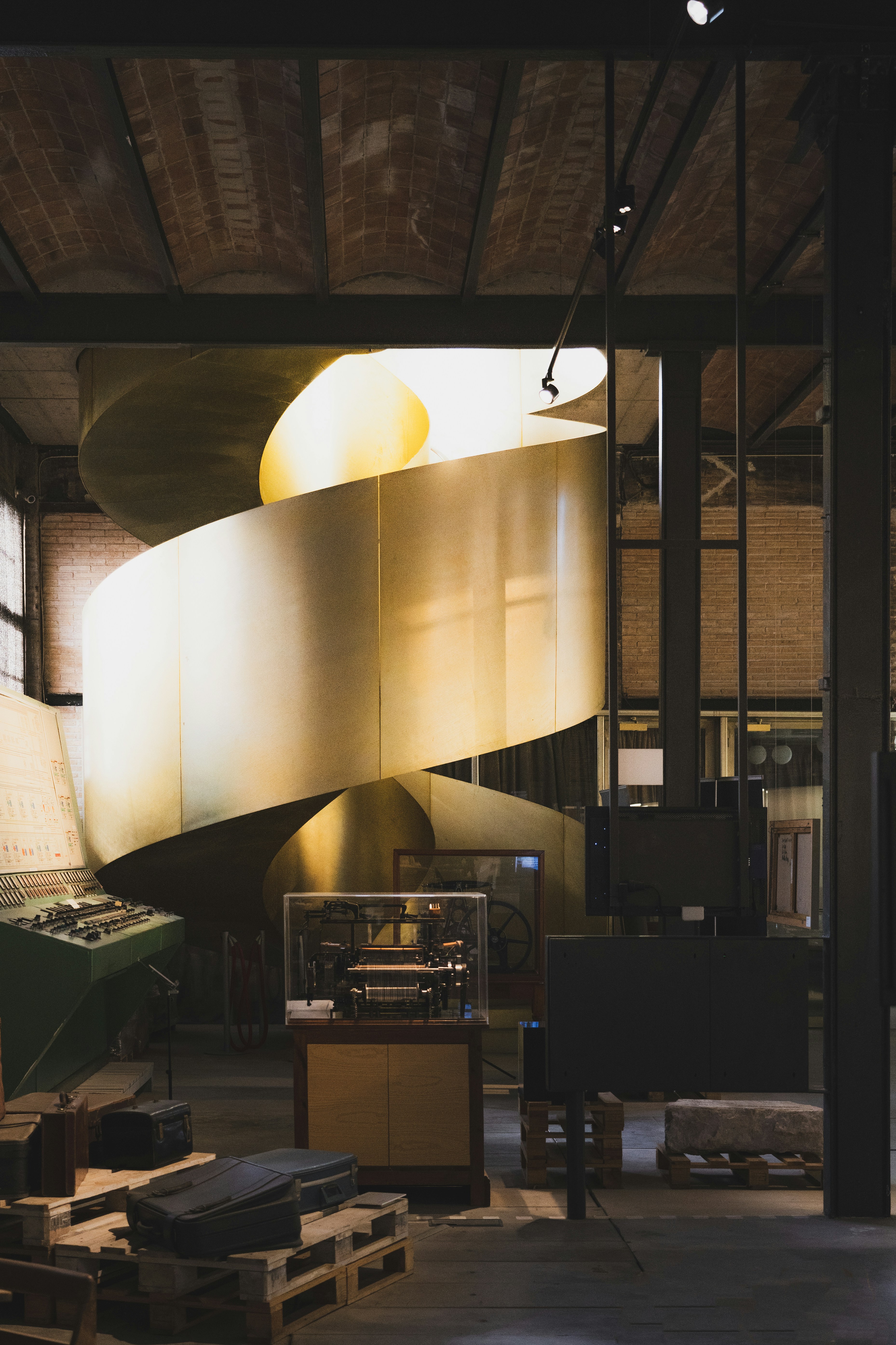 una stanza con una grande luce bianca