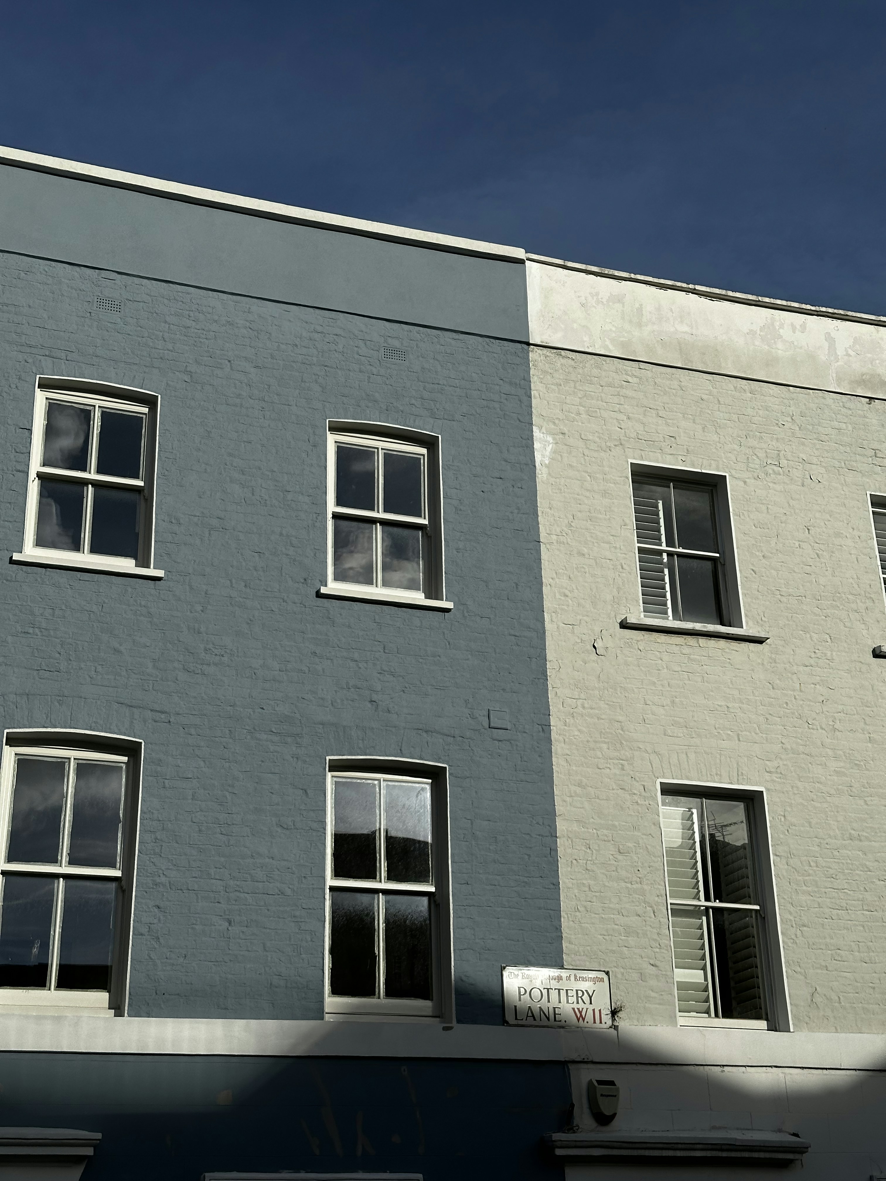 A grey building with windows photo – Free London Image on Unsplash