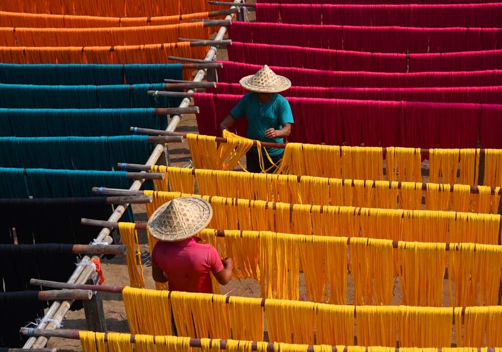 Algunas personas trabajando en una fábrica