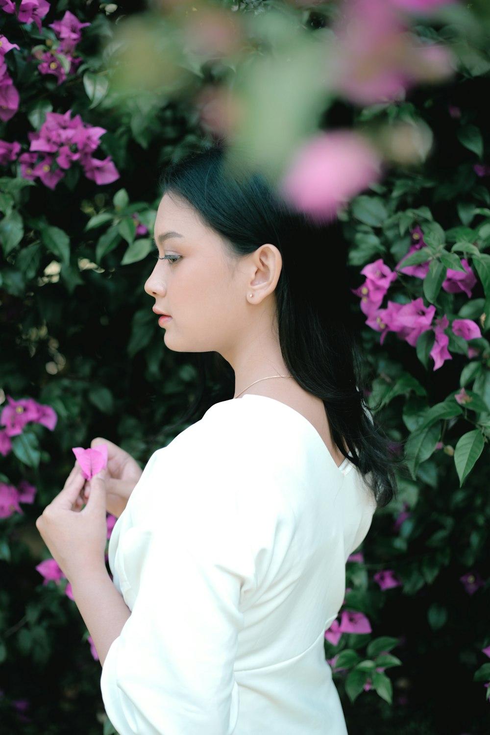 Une femme sentant une fleur