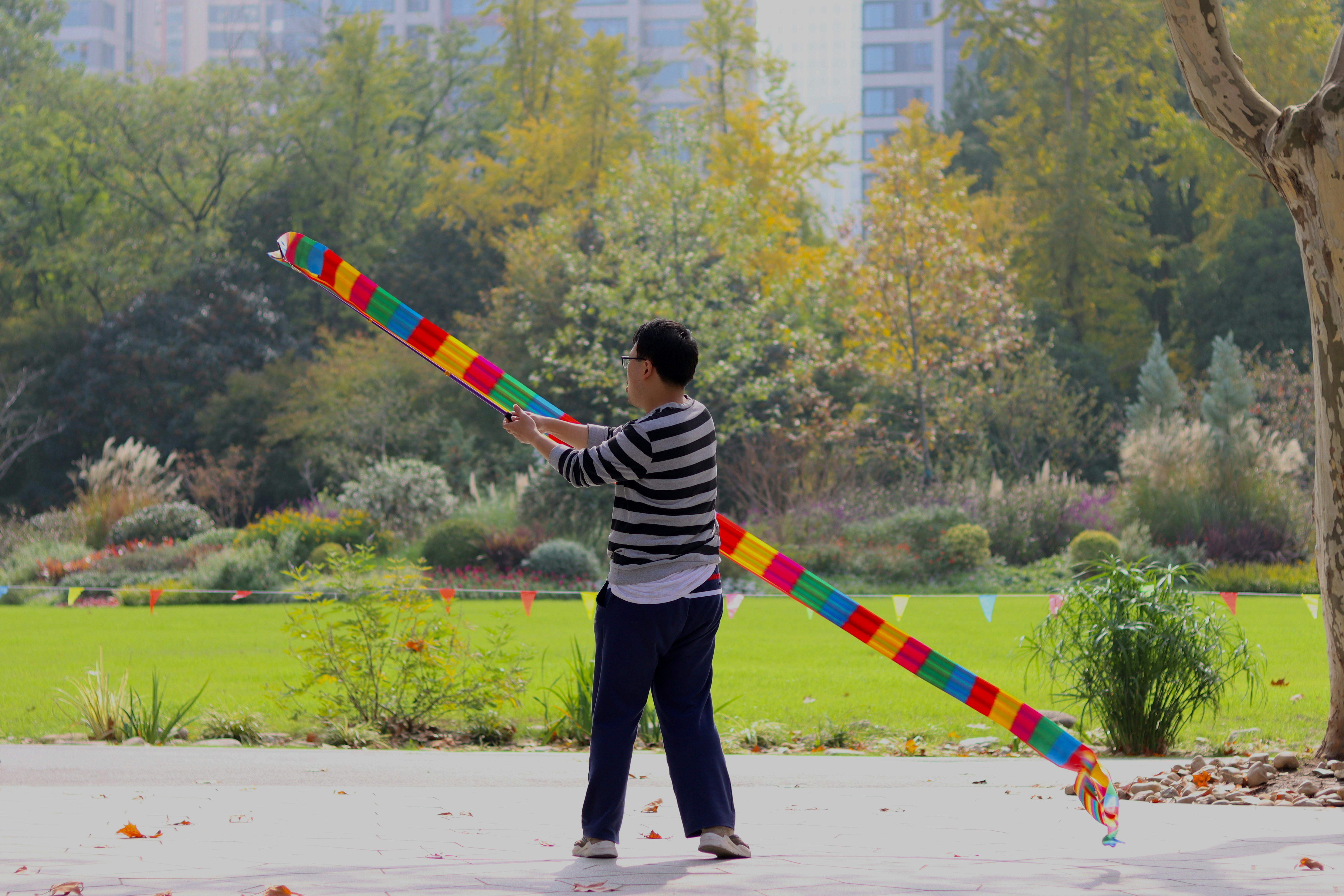 How Smart Lamps and Mood Lighting Change the Way We Enjoy Snacks