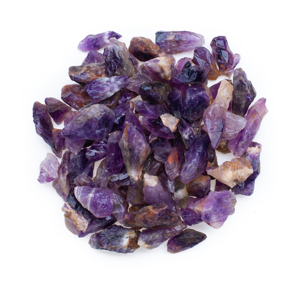 ein Haufen violetter und brauner Kristalle
