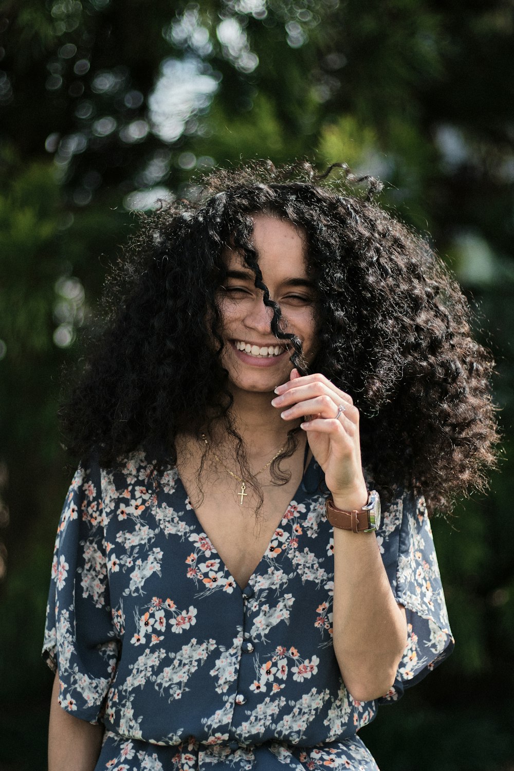 a person smiling with the hand on the face