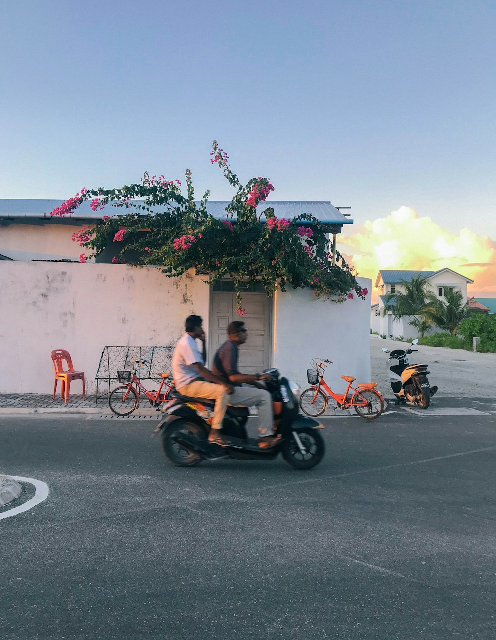 un homme et une femme à moto