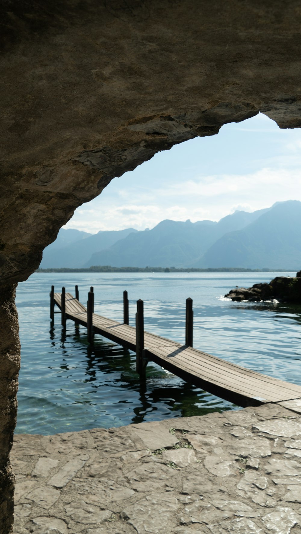 Un muelle de madera sobre el agua