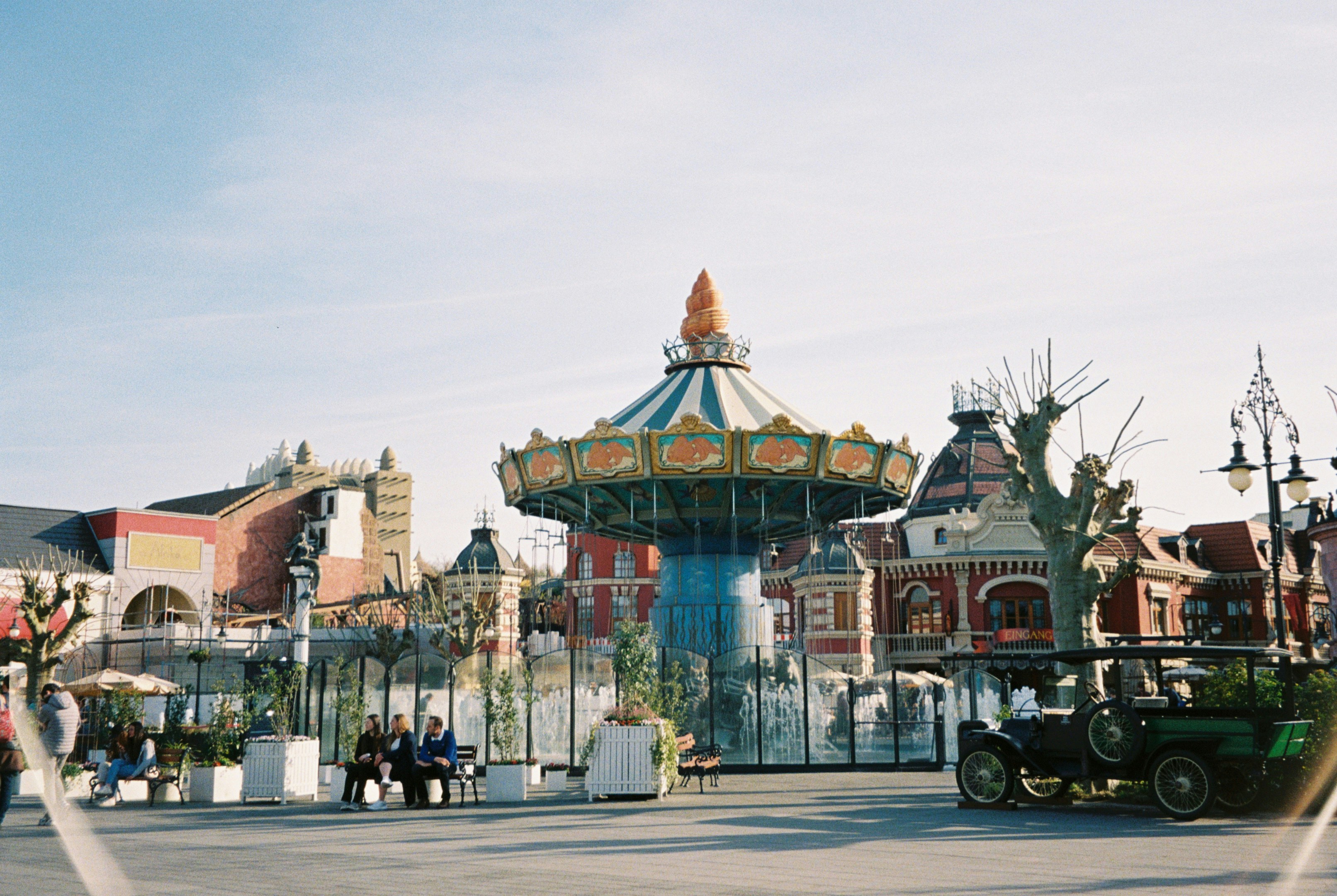Un bâtiment coloré avec un carrousel
