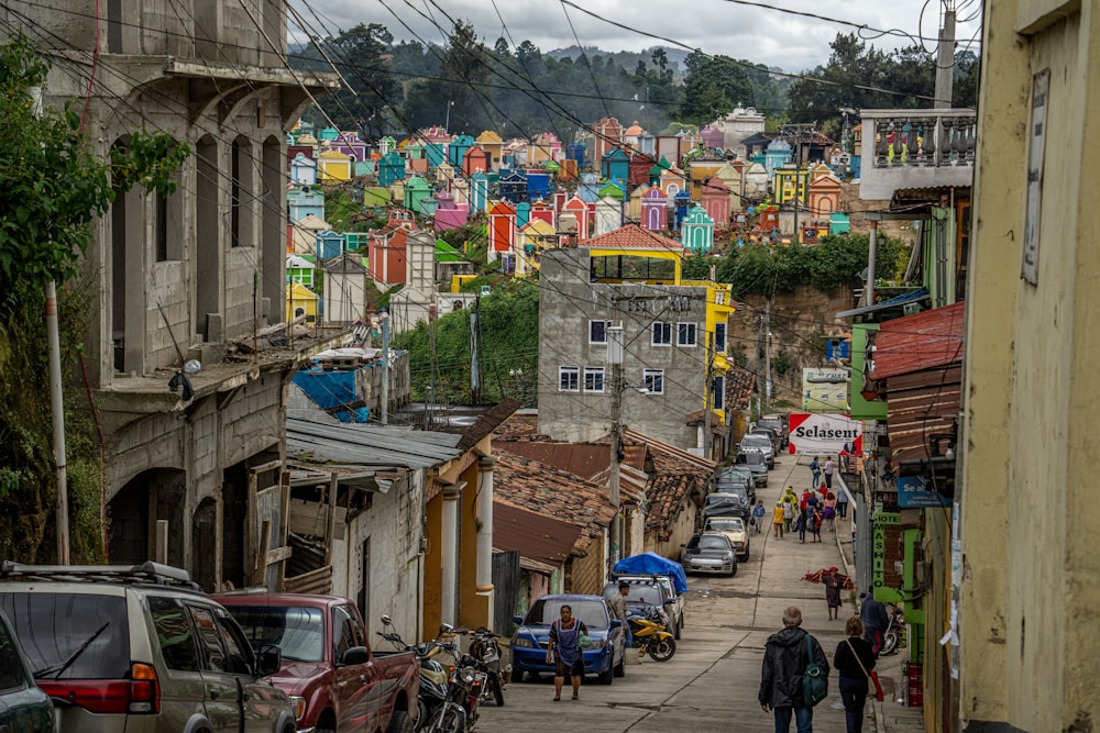 Eine belebte Straße mit Autos und Menschen