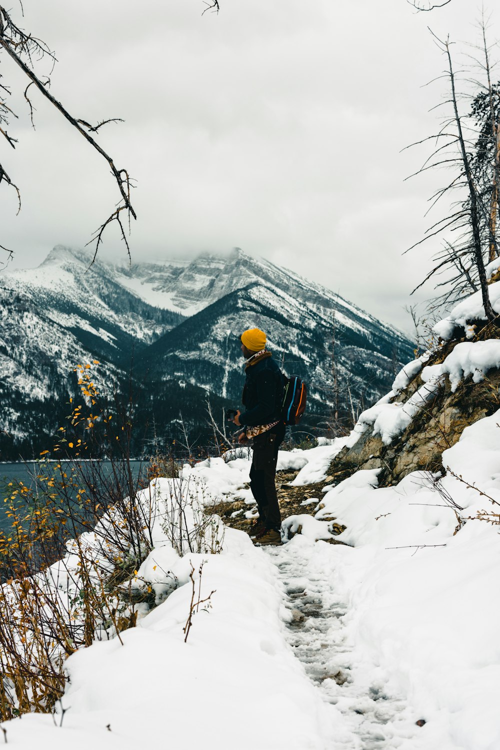 um homem de pé em uma montanha nevada