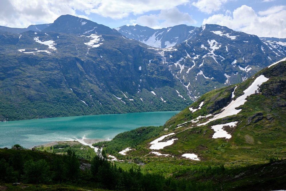 um lago entre montanhas