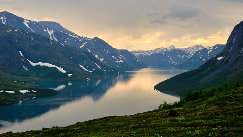 Geirangerfjord rodeado por montanhas