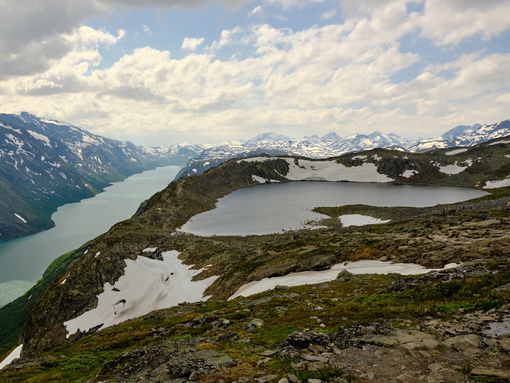 Ein See umgeben von Bergen