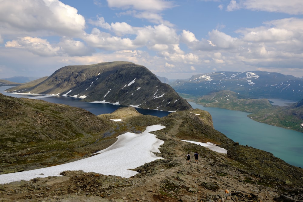 Une montagne enneigée