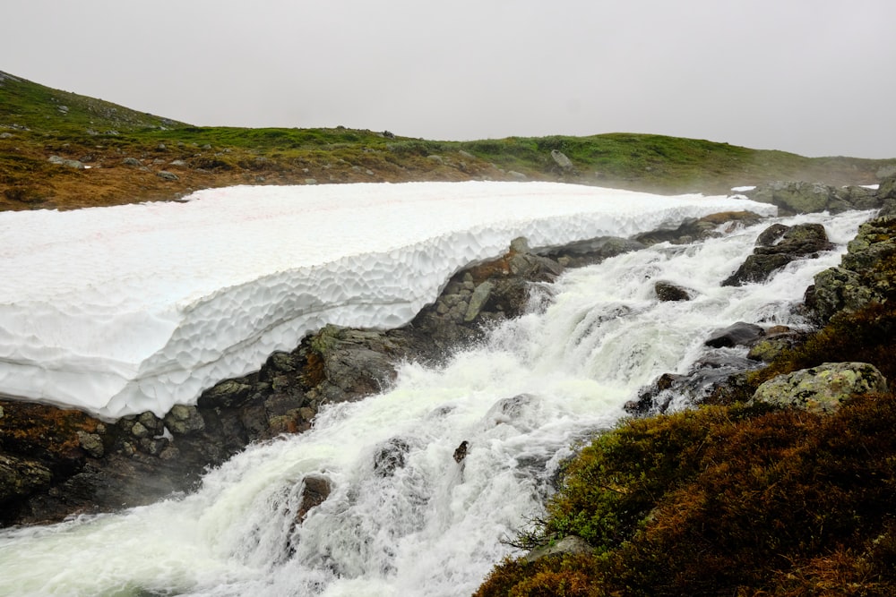 un río que fluye a través de rocas