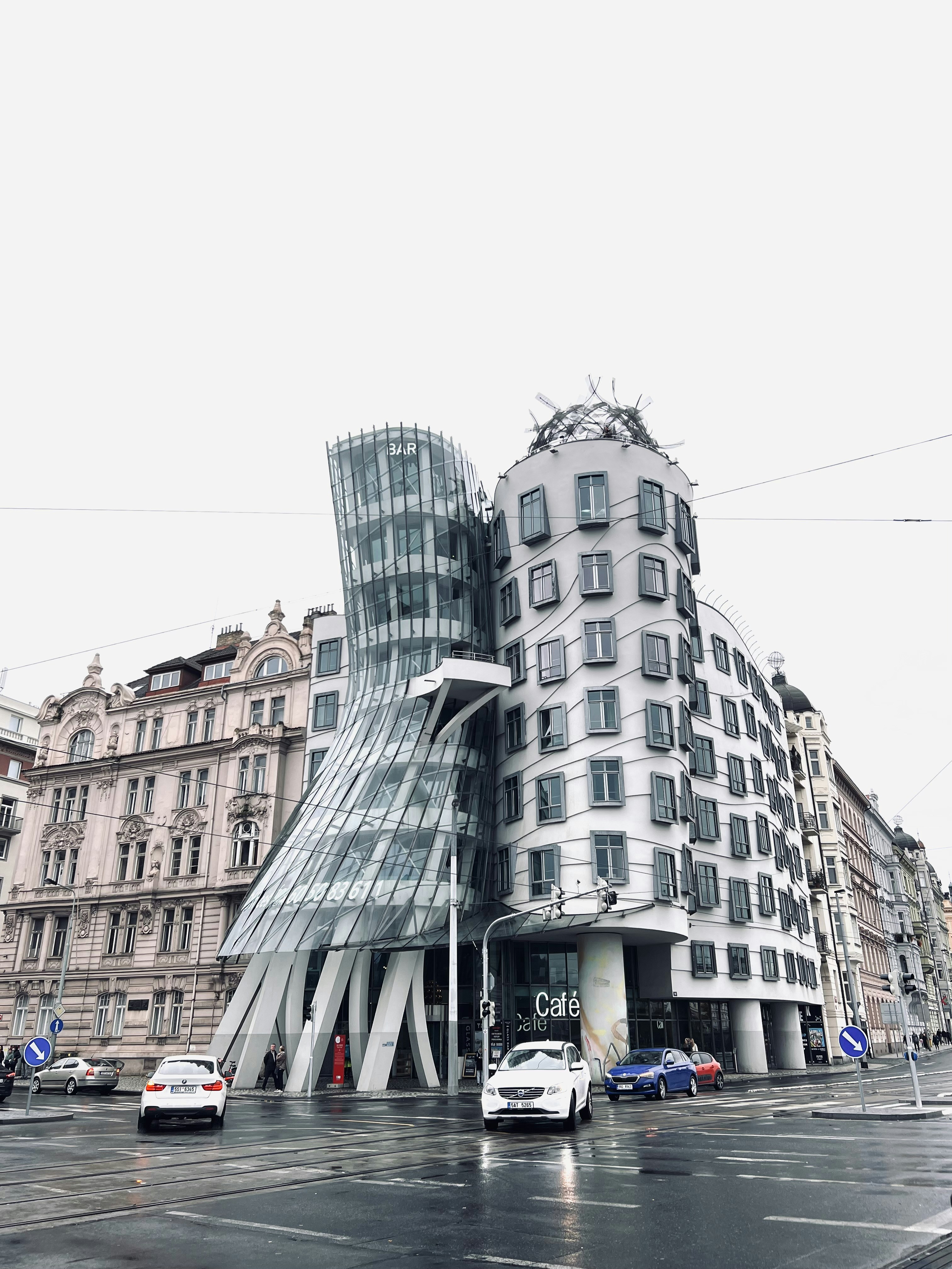 Maison dansante avec une façade en verre