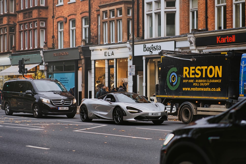 um caminhão e carros em uma rua