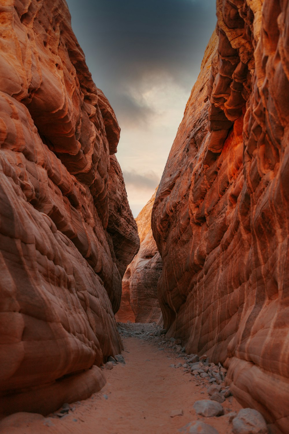 Un canyon con formazioni rocciose rosse