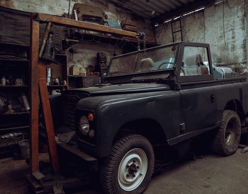 une voiture garée dans un garage