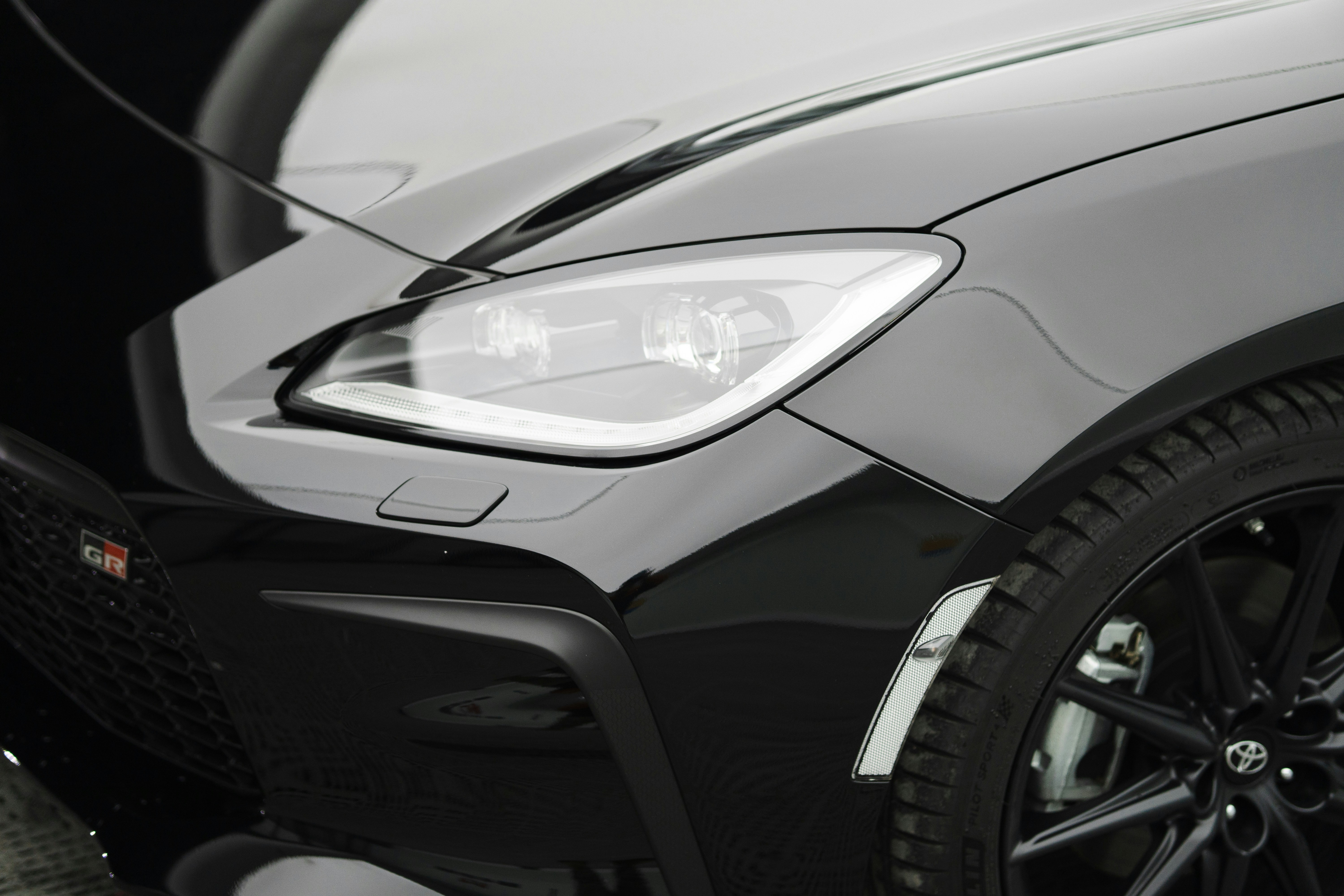 gray computer monitor