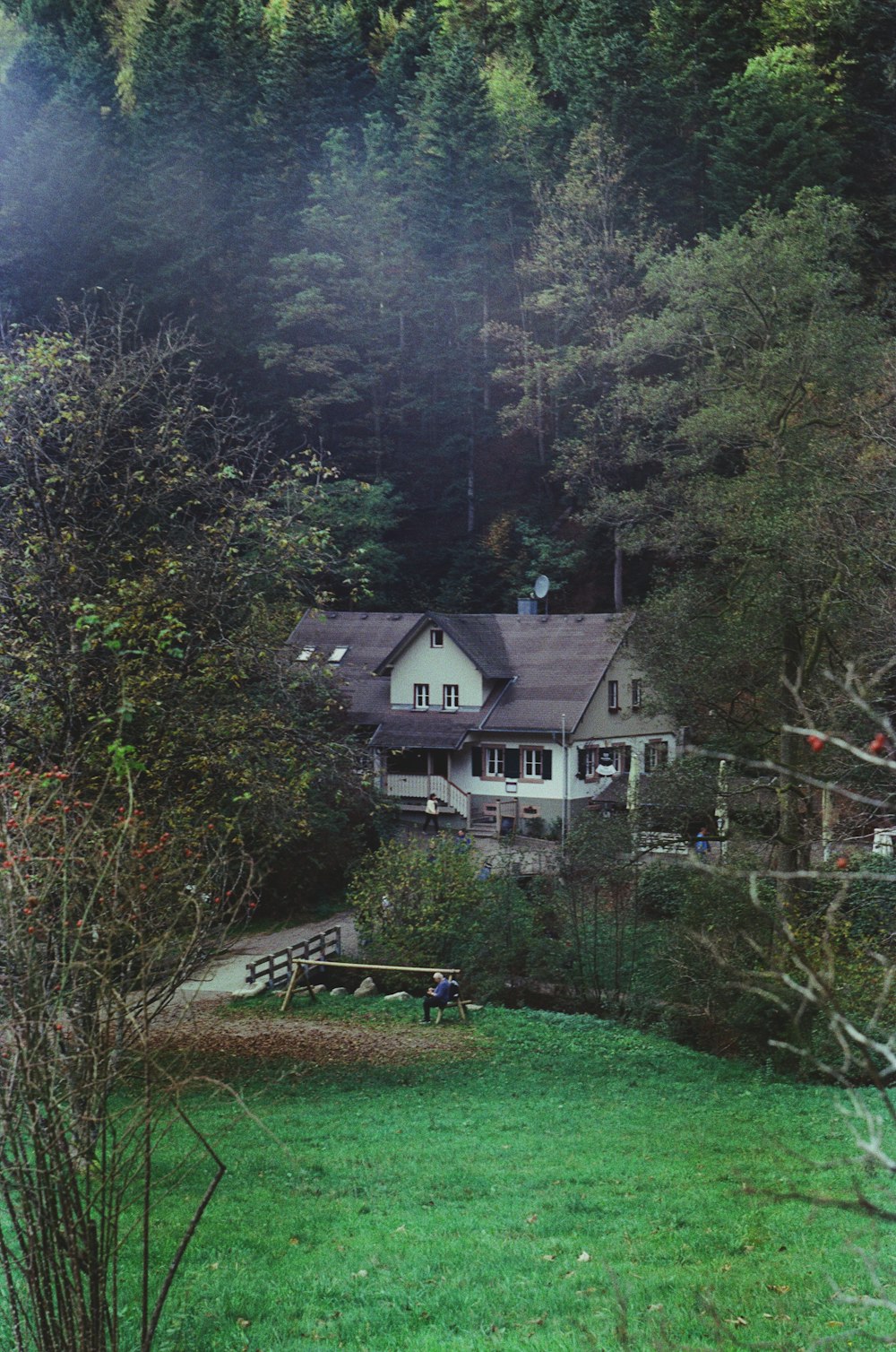 Una casa con un gran patio