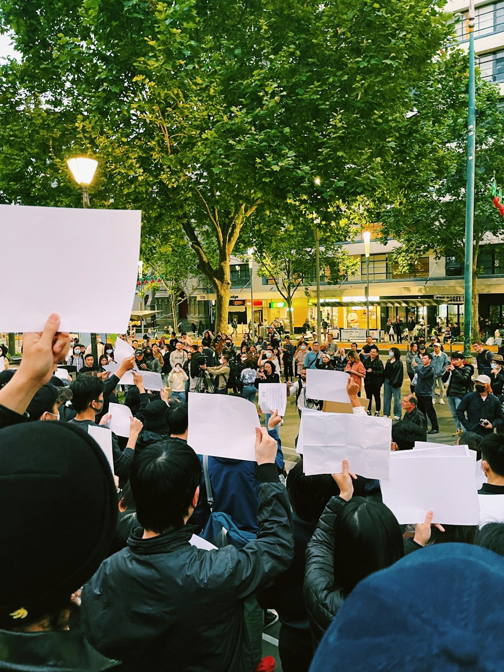 Un grupo de personas en una calle