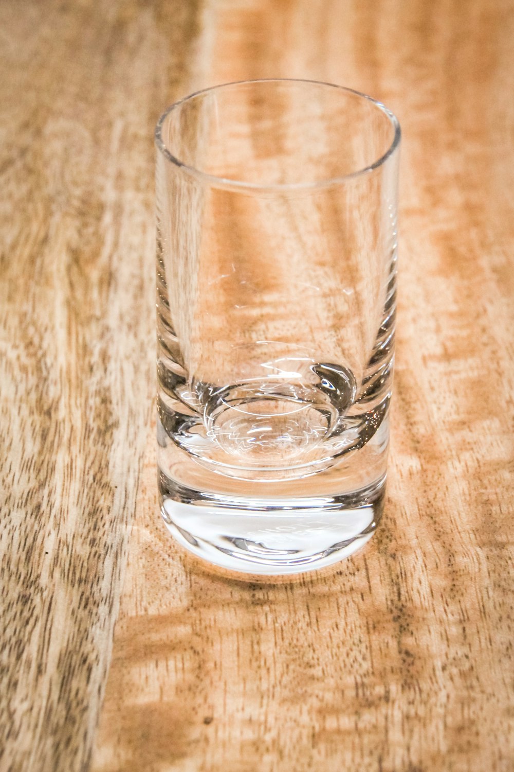 Ein Glas Wasser auf einem Tisch