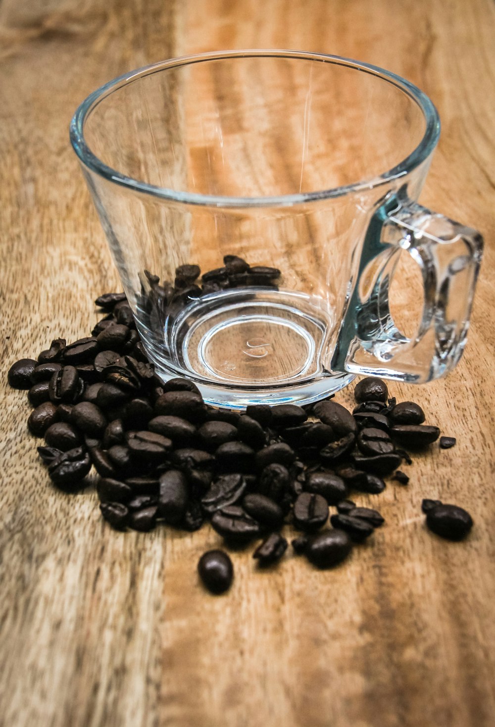 um frasco de vidro cheio de grãos de café pretos