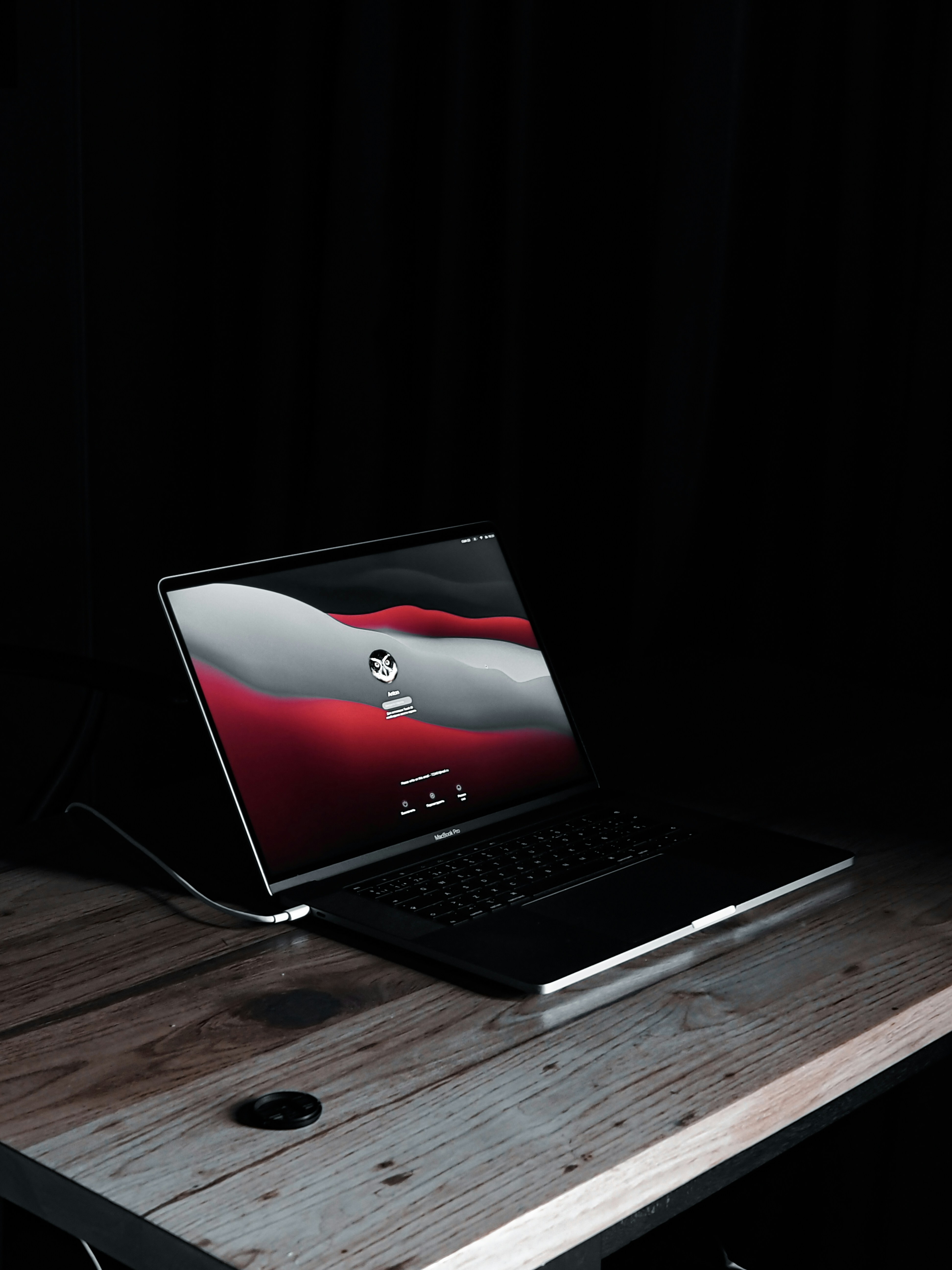 Ein Laptop auf einem Tisch